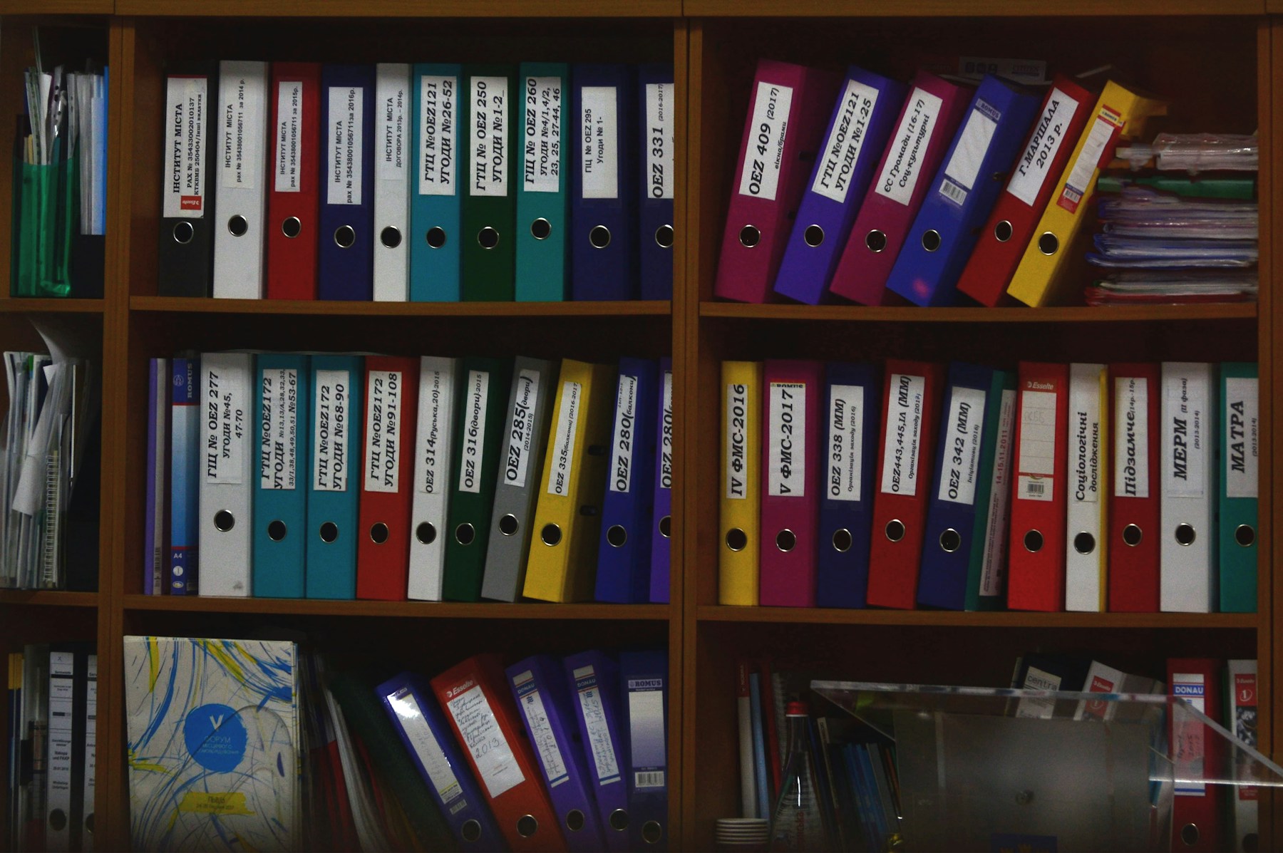 mur de classeurs d’archives